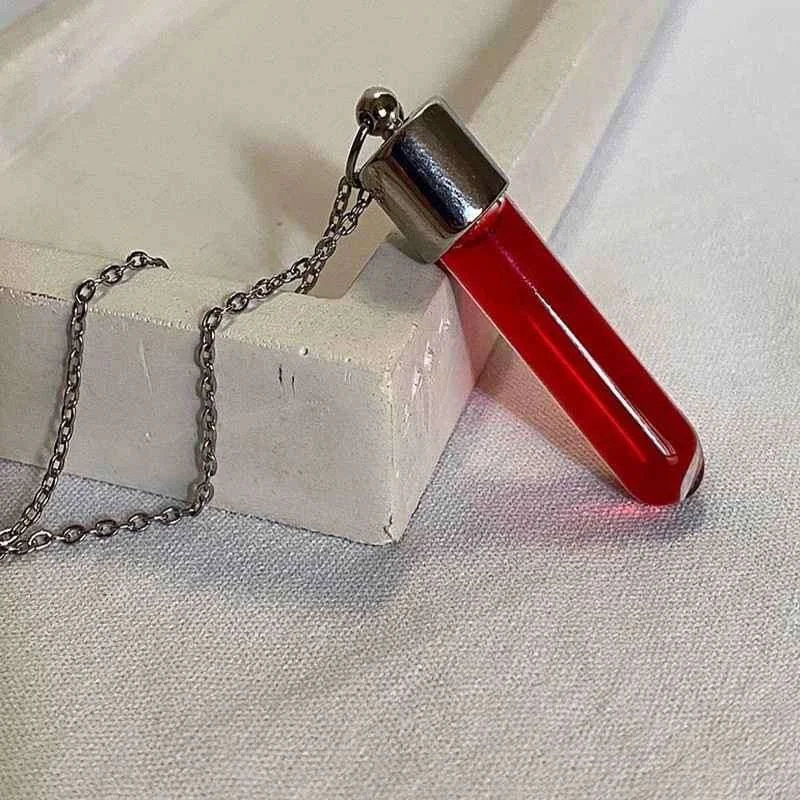 گردنبند طرح شیشه خون