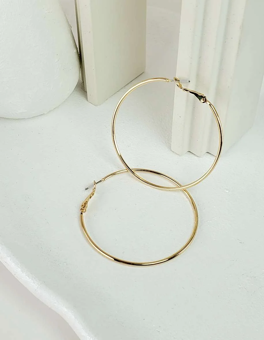 گوشواره حلقه‌ای بزرگ زنانه طرح طلایی کلاسیک