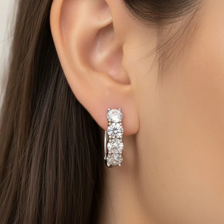 گوشواره حلقه‌ای زنانه ژوپینگ مدل درخشانـا طرح جواهری نگین‌دار نقره‌ای